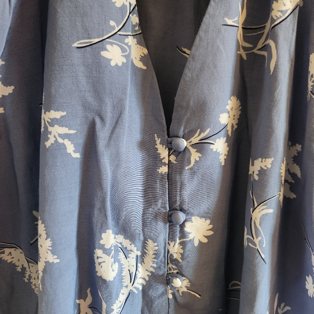 Blue and white floral top with bow and buttons - Picture 3 of 4